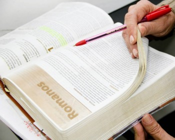 Beneficios de leer la Biblia: 9 razones importantes para hacerlo