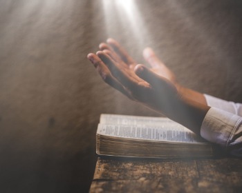 9 oraciones poderosas inspiradas en la Biblia (y su explicación)