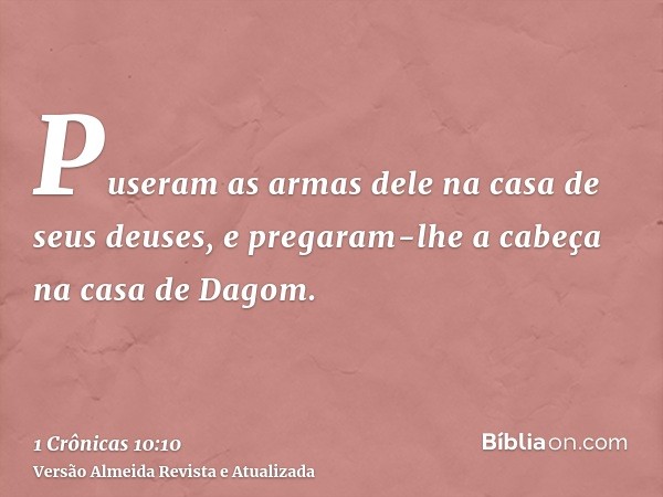 Puseram as armas dele na casa de seus deuses, e pregaram-lhe a cabeça na casa de Dagom.