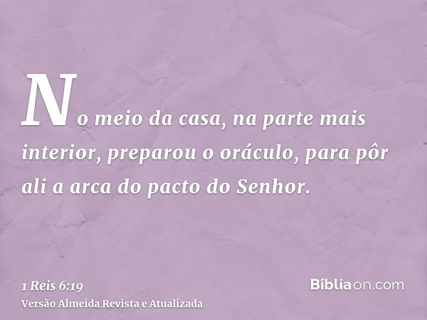 No meio da casa, na parte mais interior, preparou o oráculo, para pôr ali a arca do pacto do Senhor.