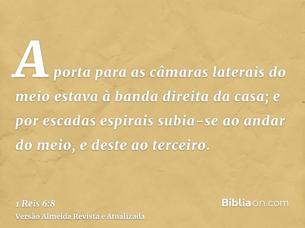 A porta para as câmaras laterais do meio estava à banda direita da casa; e por escadas espirais subia-se ao andar do meio, e deste ao terceiro.