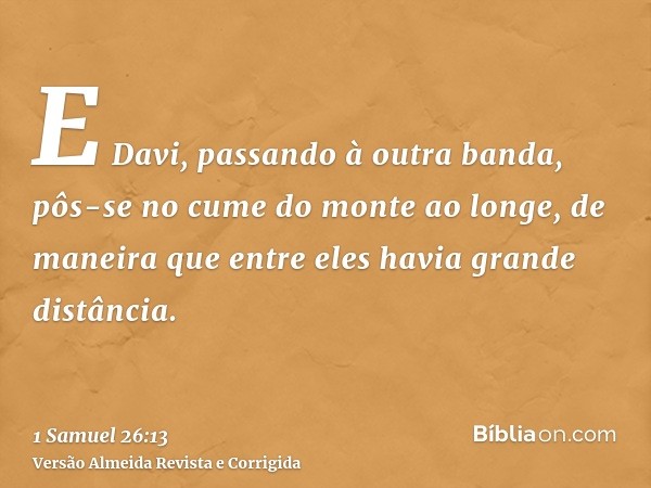 E Davi, passando à outra banda, pôs-se no cume do monte ao longe, de maneira que entre eles havia grande distância.