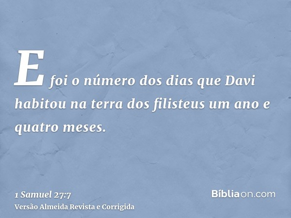 E foi o número dos dias que Davi habitou na terra dos filisteus um ano e quatro meses.