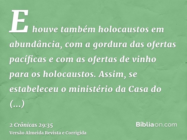 E houve também holocaustos em abundância, com a gordura das ofertas pacíficas e com as ofertas de vinho para os holocaustos. Assim, se estabeleceu o ministério 