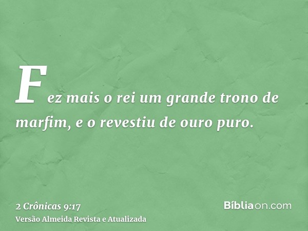 Fez mais o rei um grande trono de marfim, e o revestiu de ouro puro.