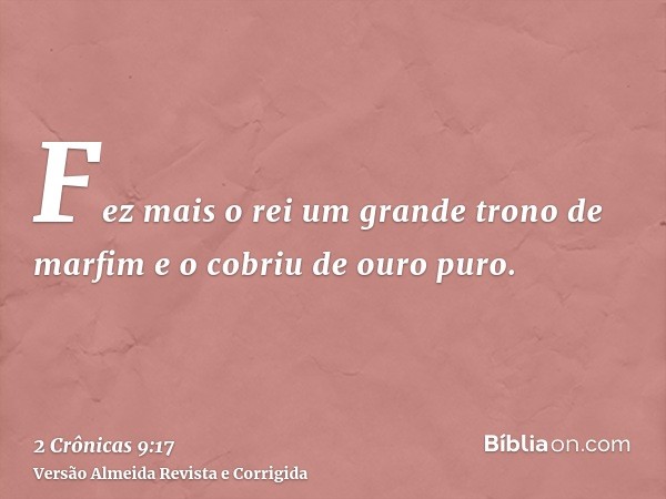 Fez mais o rei um grande trono de marfim e o cobriu de ouro puro.