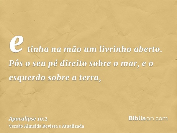 e tinha na mão um livrinho aberto. Pôs o seu pé direito sobre o mar, e o esquerdo sobre a terra,