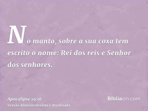 No manto, sobre a sua coxa tem escrito o nome: Rei dos reis e Senhor dos senhores.