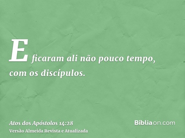 E ficaram ali não pouco tempo, com os discípulos.