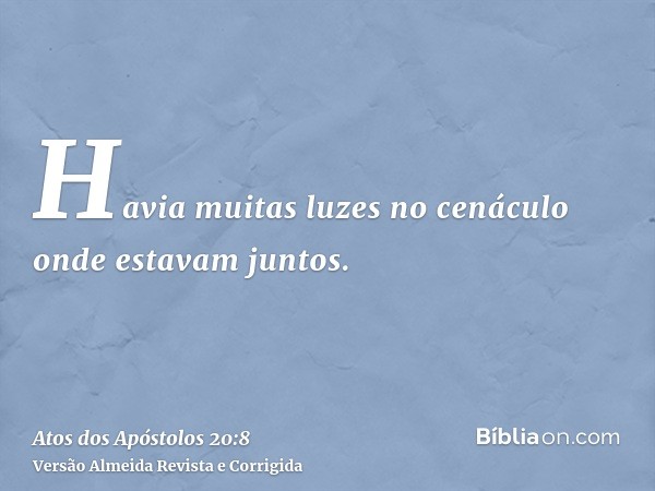 Havia muitas luzes no cenáculo onde estavam juntos.