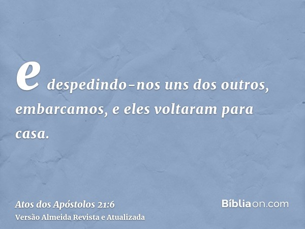 e despedindo-nos uns dos outros, embarcamos, e eles voltaram para casa.