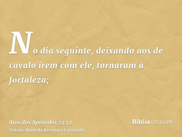 No dia seguinte, deixando aos de cavalo irem com ele, tornaram à fortaleza;