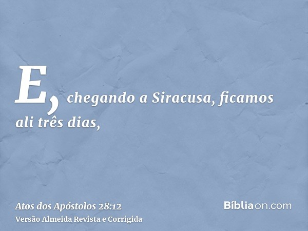 E, chegando a Siracusa, ficamos ali três dias,