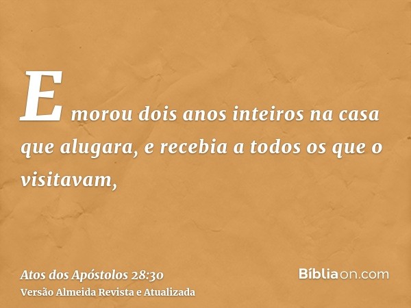 E morou dois anos inteiros na casa que alugara, e recebia a todos os que o visitavam,