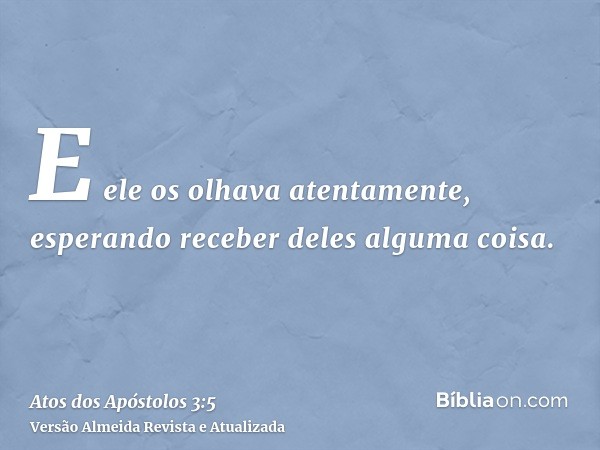 E ele os olhava atentamente, esperando receber deles alguma coisa.