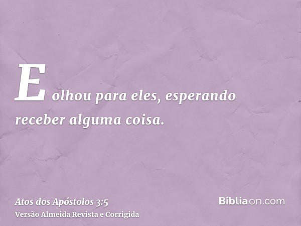 E olhou para eles, esperando receber alguma coisa.