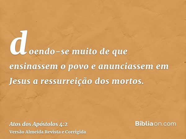 doendo-se muito de que ensinassem o povo e anunciassem em Jesus a ressurreição dos mortos.