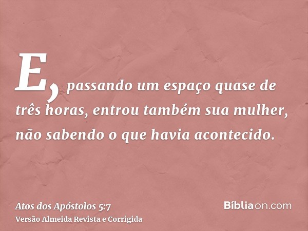 E, passando um espaço quase de três horas, entrou também sua mulher, não sabendo o que havia acontecido.