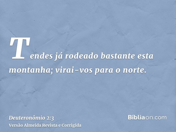 Tendes já rodeado bastante esta montanha; virai-vos para o norte.