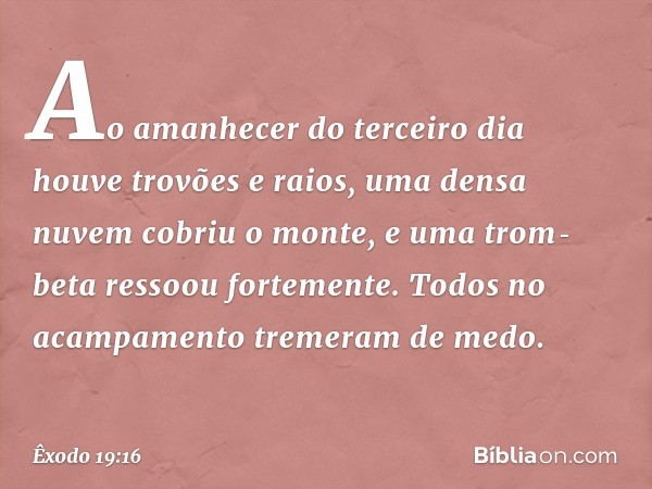 Ao amanhecer do terceiro dia houve trovões e raios, uma densa nuvem cobriu o mon­te, e uma trom­beta ressoou fortemente. Todos no acampamento tremeram de medo. 