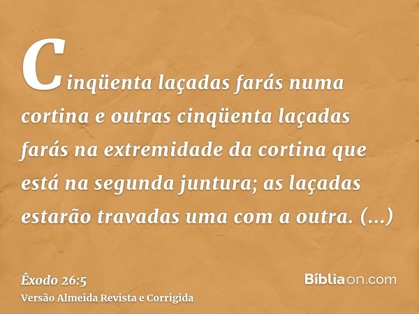 Cinqüenta laçadas farás numa cortina e outras cinqüenta laçadas farás na extremidade da cortina que está na segunda juntura; as laçadas estarão travadas uma com