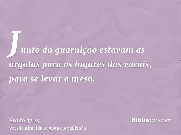 Junto da guarnição estavam as argolas para os lugares dos varais, para se levar a mesa.