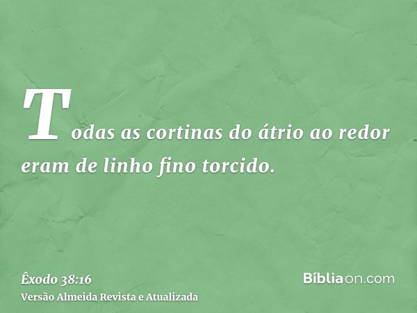 Todas as cortinas do átrio ao redor eram de linho fino torcido.