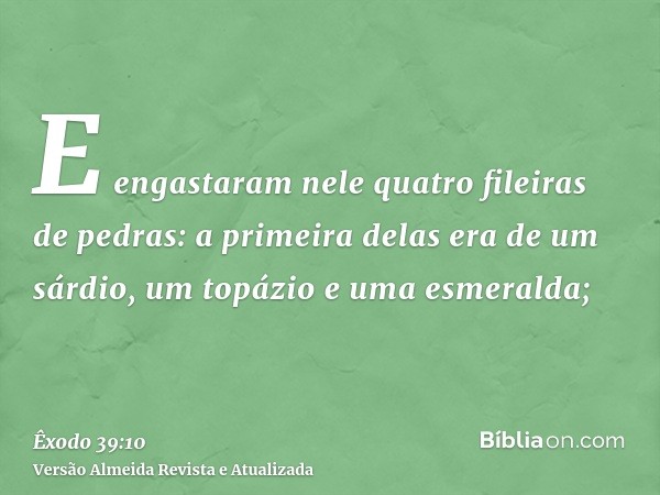 E engastaram nele quatro fileiras de pedras: a primeira delas era de um sárdio, um topázio e uma esmeralda;