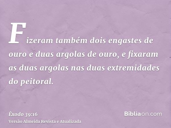 Fizeram também dois engastes de ouro e duas argolas de ouro, e fixaram as duas argolas nas duas extremidades do peitoral.