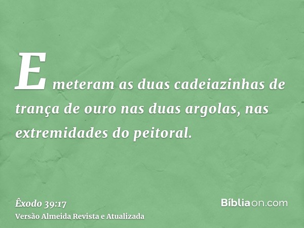 E meteram as duas cadeiazinhas de trança de ouro nas duas argolas, nas extremidades do peitoral.