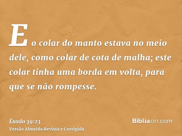 E o colar do manto estava no meio dele, como colar de cota de malha; este colar tinha uma borda em volta, para que se não rompesse.