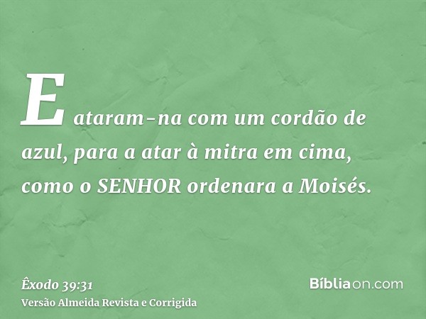 E ataram-na com um cordão de azul, para a atar à mitra em cima, como o SENHOR ordenara a Moisés.