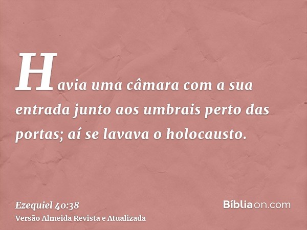 Havia uma câmara com a sua entrada junto aos umbrais perto das portas; aí se lavava o holocausto.