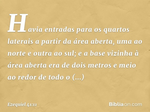 Havia entradas para os quartos laterais a partir da área aberta, uma ao norte e outra ao sul; e a base vizinha à área aberta era de dois metros e meio ao redor 