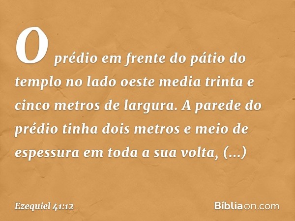 O prédio em frente do pátio do templo no lado oeste media trinta e cinco metros de largura. A parede do prédio tinha dois metros e meio de espessura em toda a s