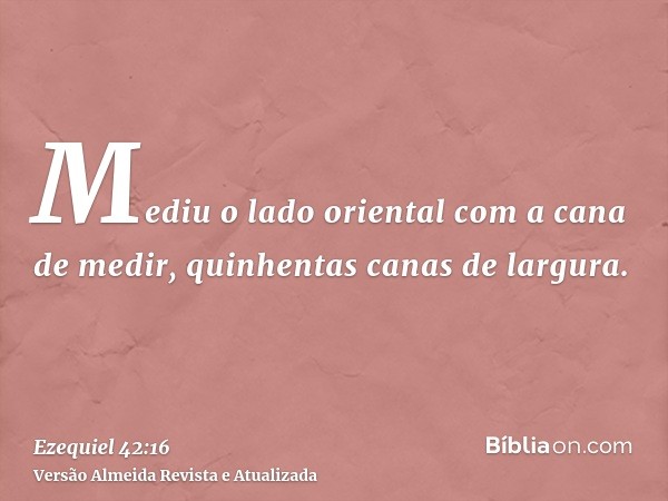 Mediu o lado oriental com a cana de medir, quinhentas canas de largura.