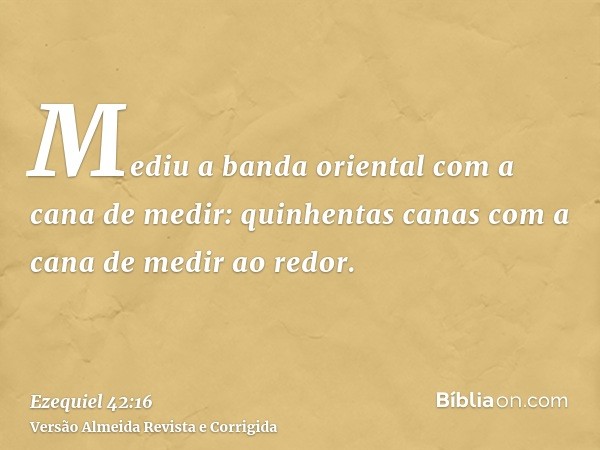 Mediu a banda oriental com a cana de medir: quinhentas canas com a cana de medir ao redor.