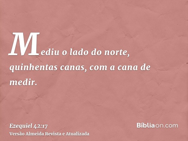 Mediu o lado do norte, quinhentas canas, com a cana de medir.