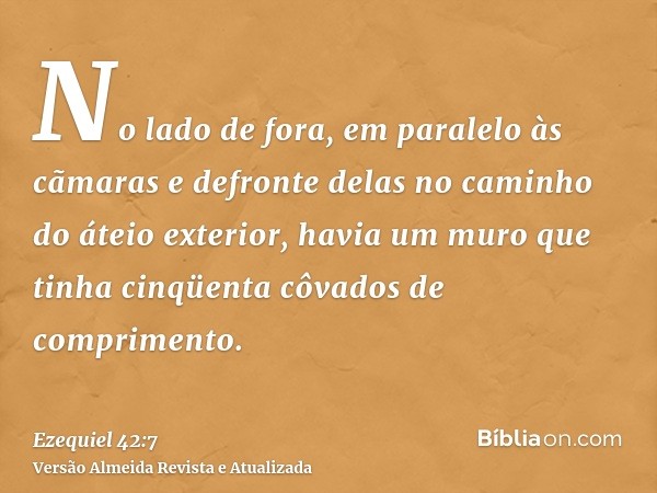 No lado de fora, em paralelo às cãmaras e defronte delas no caminho do áteio exterior, havia um muro que tinha cinqüenta côvados de comprimento.