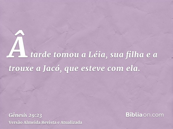 Â tarde tomou a Léia, sua filha e a trouxe a Jacó, que esteve com ela.