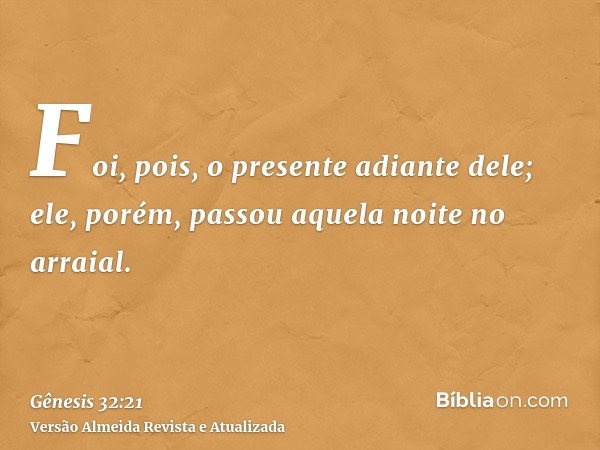 Foi, pois, o presente adiante dele; ele, porém, passou aquela noite no arraial.