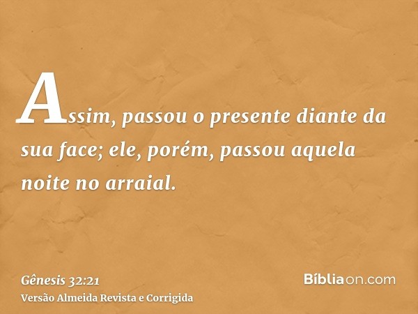 Assim, passou o presente diante da sua face; ele, porém, passou aquela noite no arraial.