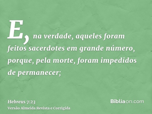 E, na verdade, aqueles foram feitos sacerdotes em grande número, porque, pela morte, foram impedidos de permanecer;