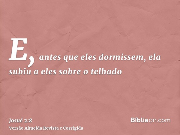 E, antes que eles dormissem, ela subiu a eles sobre o telhado