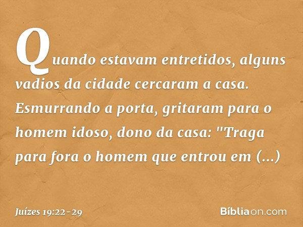 Quando estavam entretidos, alguns vadios da cidade cercaram a casa. Esmurrando a porta, gritaram para o homem idoso, dono da casa: "Traga para fora o homem que 