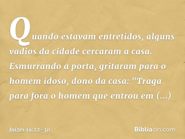 Quando estavam entretidos, alguns vadios da cidade cercaram a casa. Esmurrando a porta, gritaram para o homem idoso, dono da casa: "Traga para fora o homem que