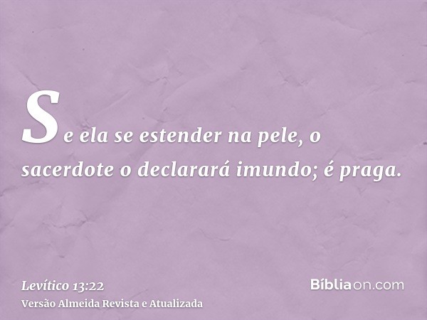 Se ela se estender na pele, o sacerdote o declarará imundo; é praga.