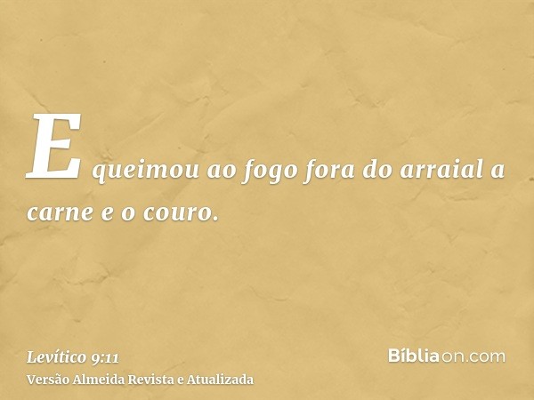 E queimou ao fogo fora do arraial a carne e o couro.