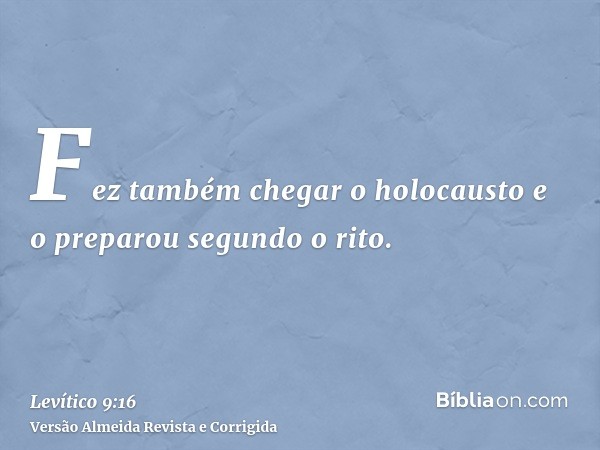 Fez também chegar o holocausto e o preparou segundo o rito.