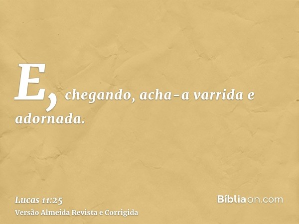 E, chegando, acha-a varrida e adornada.